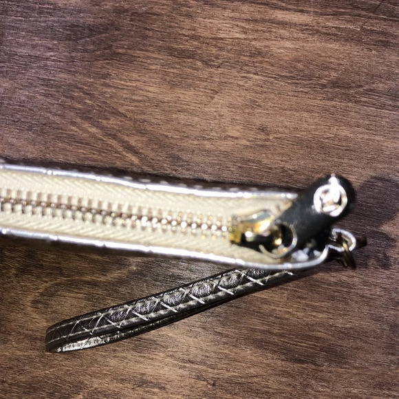 Adrienne Vittadini studio gold lattice woven handheld travel/shopping wristlet - Picture 7 of 7